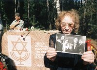Уроженка Добромыслей Шлеймович с фотографией родственников, погибших в местечке в годы войны.