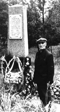 Меир Зелигер у памятника погибшим евреям Бобруйска.