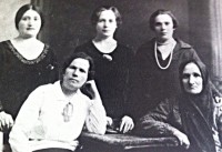 Нехама и её невестки. Справа – Сима-Рейзл Жуковская-Миндлина.
