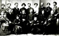 Семья Вейцман, Маша – крайняя слева. Пинск, 1904. Фото: heb.wis-wander.weizmann.ac.il