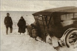 Застрявший в снегу автомобиль Джойнта с продуктами. 1923 г.