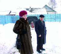 У памятника в Колышках бывшие узники Колышанского гетто Ольга Ноткина и Давид Фоминов.
