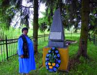 Жительница Островно Нина Трусова у памятника расстрелянным евреям Островно.