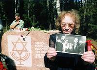 Открытие памятника расстрелянным узникам Добромысленского гетто, 2001 г.