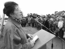 Открытие памятника евреям Колышек, расстрелянным фашистами 17 марта 1942 года. Выступает Ольга Яковлевна.