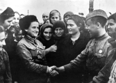 Жители Лиозно встречают солдат-освободителей. Октябрь 1943 год.