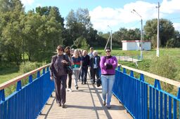 Немецкая делегация на мосту через реку Мошна.