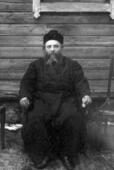 Яков Ирухем Массарский (на фоне синагоги).