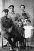 Елизавета Папкова, ее муж, Ольга Папкова, дети Елизаветы Белла и Зина, в белом платье Анна Коган - бабушка.