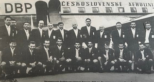 Национальная футбольная команда Израиля. 1962 год. Во втором ряду стоит Ицхак Левица (пятый слева).