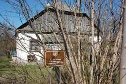 Здание бывшей школы.