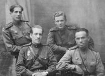 Григорий Ивянский (слева) с фронтовыми товарищами, 1943 г.