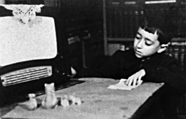 Будущий популярный автор и ведущий программ израильского радио в детстве у радиоприемника.