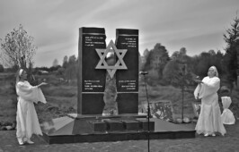 Памятный знак у входа на старинное еврейское кладбище в Яновичах.