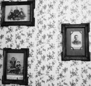 Фотографии довоенных жителей Пинска в рамочках на стенах.