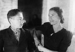 Александр Городницкий с мамой. 1946 г.
