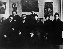 Слева направо (сидят): Л. Хидекель, М. Шагал, М. Кунин, И. Чашник, Х. Зельдин. На полу сидит Л. Зевин. Стоят: М. Векслер, Л. Циперсон.