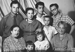 Наум и Валерьян Кислики с сестрой Зинаидой и родственниками.