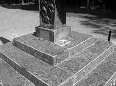 Книжка возложена к памятнику в Бабьем Яру.