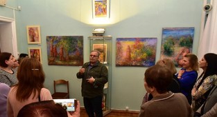  На выставке в Москве. Художник Матвей Басов проводит обзорную экскурсию.
