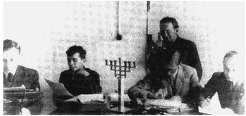 Менахем Бегин (второй справа) и Сролик Эпштейн (за машинкой). Варшава.