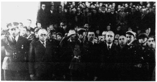 Приезд Зеэва Жаботинского второй слева в Польшу. Сролик Эпштейн третий слева в форме бейтаровца. 1936 год.