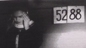 Нинель Кулагина «читает» таблицы с цифрами за ее спиной. Кадр из киноработы Григория Виницкого.