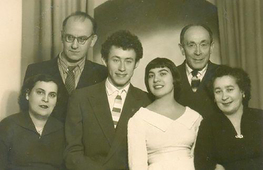 14 октября 1960 года, рижский ЗАГС. Свадебная фотография. Слева Рива и Арон Гаммер, родители невесты. Справа Берта (Белла) и Фавиш Аронес, родители жениха. В центре новобрачные Сильва и Майрум.