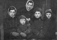 «Блокадная мадонна» – Нина Наумовна Гиршова. Ленинград. Декабрь 1941-го (слева – её дочка Софья и сын Женя, справа – племянники Владимир и Борис).