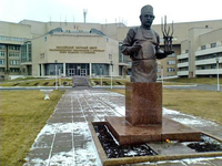 Научный центр имени академика Г.А. Илизарова и памятник врачу в Кургане.