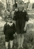 Рива Бляхман  в годы войны с младшим братом.