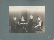 Фото 26: Сестры Иткины: Софья, Анна, Ида, Эсфирь. Фотограф Иосиф Ясвоин. Воронеж. 1910-е.