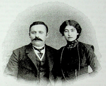 Евсей Садович с неизвестной дамой. На обороте фото надпись: "Дорогим папе и маме от их детей Евсея" и далее неразборчиво. Фотография из книги "Иркутский альбом".