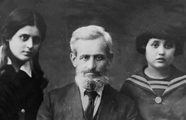Гительман Абрам Михайлович, отец Исаака, Софьи, Дины и Иды Гительман. Слева — Гительман Софья Абрамовна, справа — Гительман Дина Абрамовна.