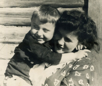 Сара с маленьким Лёней. Минск, ул. Добролюбова, 23. 1949 г.