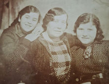 Рая и Сара с мамой. Минск, конец 1930-х гг.