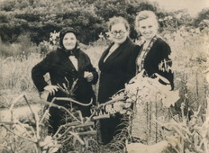 Мария Казимировна Левданская с невесткой Идой и внучкой Неллой. д. Заболёво, Пуховичский р-н, 1960-е гг.