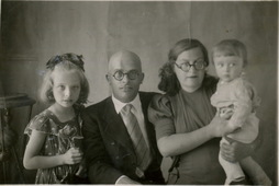Левданские Ида и Володя с детьми Неллой и Валерой. Минск, 1947 г.