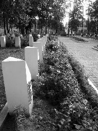 На братском воинском кладбище в центре Городка похоронены люди разных национальностей, освобождавшие районный центр.