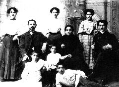 Семьи Брискер.1906-1908г. Слева направо – стоят: Рыся, Дыся, Брайна; сидят: дедушка, бабушка,папа; внизу: Соня, Залман, Яков.