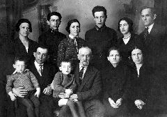Семейная фотография 1934 г. Слева направо – стоят: Рива (жена Иосифа), Рафаил, Дина (жена Рафаила), Хацкель, Люба (жена Хацкеля); сидят: Иосиф с сыном Леней, дедушка со мной, бабушка, мама.