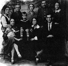 Семейная фотография 1931 г. Слева направо – стоят: Соня, Рувим (муж Рыси), Рыся, Исаак (муж Дыси), Дыся; сидят: мама со мной, Саша (сын Залмана), Белла (жена Залмана), Залман.