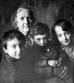 Рахиль Львовна – мама Хаима – с внуками. 1936 г.