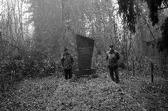 Зяма Гельфанд и Марк Кривичкин у памятника на Воробьевых горах.