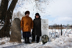 Узница гетто Мария Ковалева и жена Исаака Голынкина – Людмила Голынкина у памятника расстреляным евреям Шумилино.