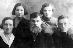 Семья Кутенко из деревни Пятницкое.