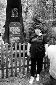 Тамара Бородач у памятника евреям из местечек Гродненской области, расстрелянным 28 декабря 1942 года.
