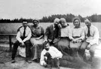 Сидят справа налево: Борис Соломонович Цетлин (Батурский), Флора Григорьевна Герценберг, его жена, Елизавета Соломоновна, Лев Соломонович Цетлины. Остальные неизвестны… Вероятно, Витебск. До 1917 г.