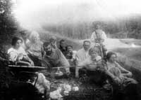 Справа налево: Цетлины Любовь, Елизавета, Борис, Дарья Соломоновичи, Соломон Александрович, Гита Филипповна, Ревекка Соломоновна. Дети и мужчина в центре неизвестны. Вероятно, Витебск, до 1920 г.