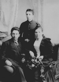 Артур Миляев с родителями. Конец XIX века